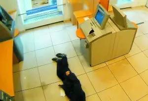 亲眼目睹银行取款老人猝死：那一瞬间，我永远无法忘记