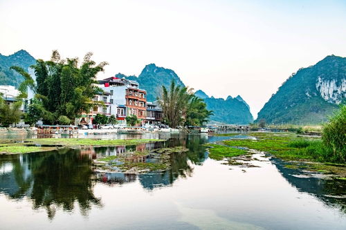 湖水如镜，倒映着青山与蓝天