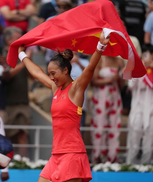 郑钦文身披国旗庆祝奥运夺冠