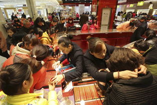 中国大妈在金店选购黄金饰品