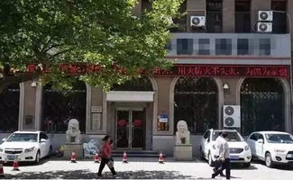 悲伤的家属在银行门口