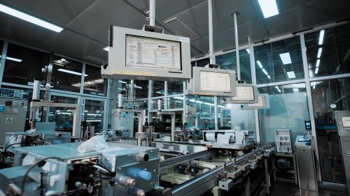 英伟达工厂内部设备运转图