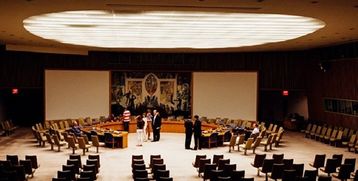 联合国会议厅内各国代表讨论