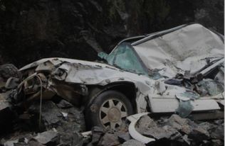 一辆被落石砸中的私家车