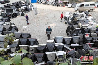 废品回收站内堆积如山的纸张和塑料瓶