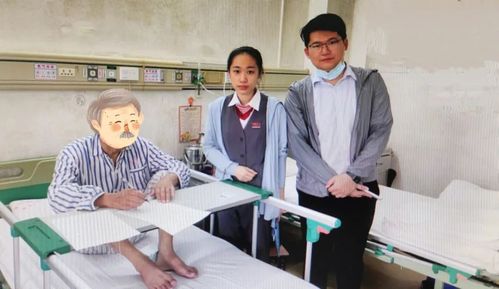 银行工作人员正在核实客户信息