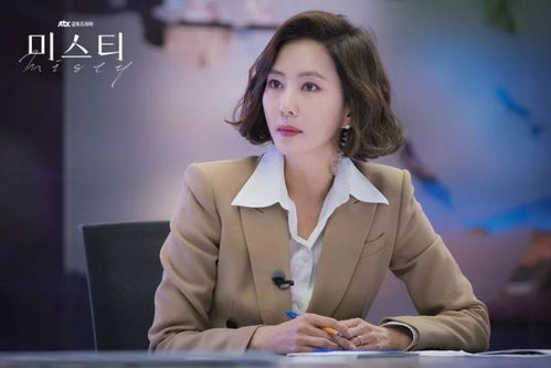 女主角在机场接受采访表情认真