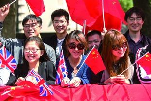 中国留学生手持国旗站在英国街头