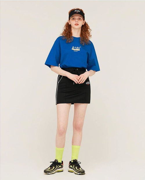 穿着莫兰迪色系服装的女性街拍