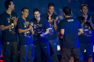 巴萨球员在诺坎普球场庆祝胜利