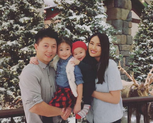 刘强东章泽天一家四口在巴黎奥运会开幕式现场