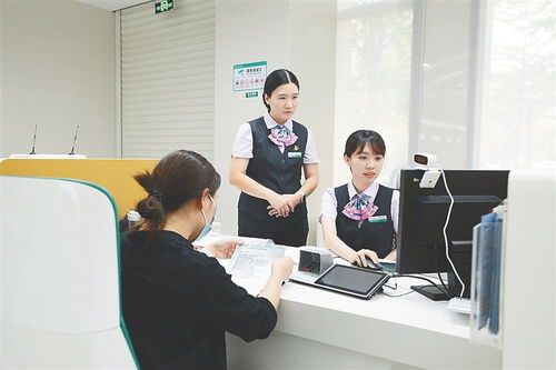银行工作人员正在处理金融业务