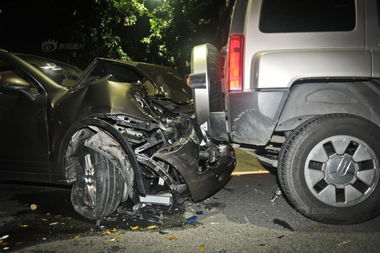 白色保时捷撞向非机动车道致1死2伤，司机竟先换车牌！