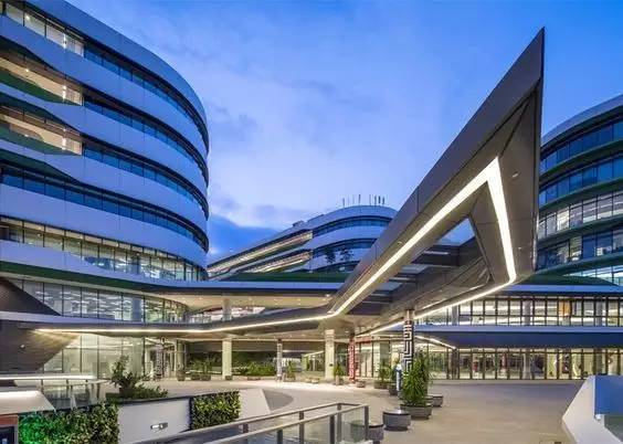 医院大楼外景白天阳光照射