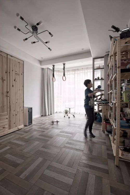 一家人安静地坐在客厅读书