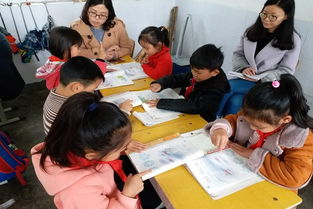 小组成员在教室中进行合作讨论