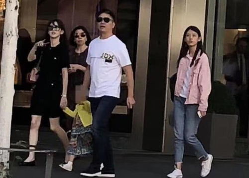 刘强东章泽天在马耳他街头牵手