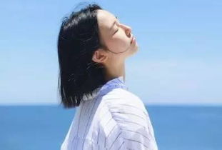 章昊逆光侧脸阳光洒落头发上