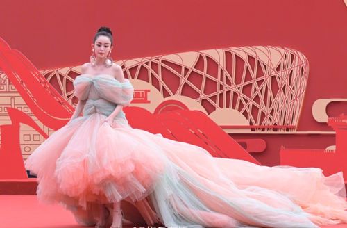 赵樱子请顶级妆造团队引热议，红毯造型自夸‘美神’翻车？