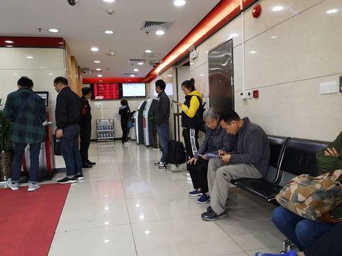 老年人在银行使用自助机器