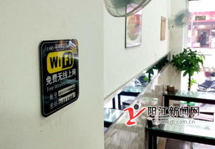 咖啡馆顾客使用手机连接公共WiFi