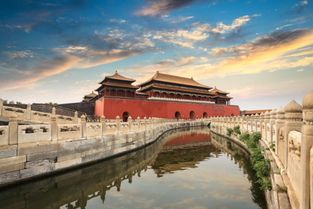 一位外国游客在北京故宫前拍照