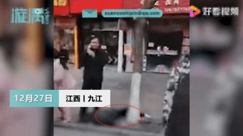 男子家属在现场等待的消息画面