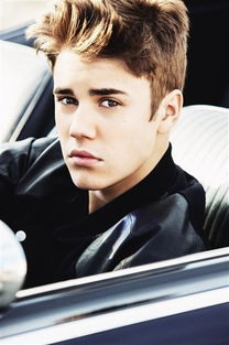 贾斯汀·比伯站在海边沉思