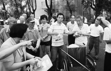 刘德文护送老兵骨灰返乡