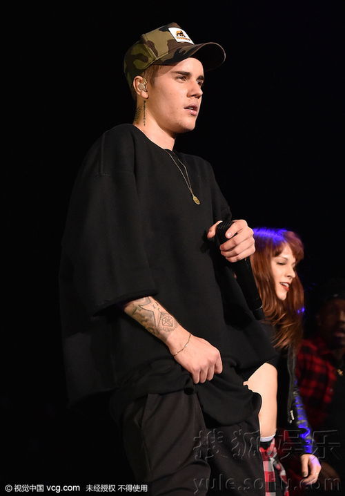 贾斯汀·比伯在舞台上的表演照片