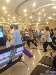 银行营业厅内客户与工作人员交流场景