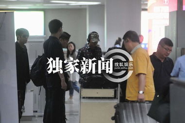 女主角走出机场被粉丝包围