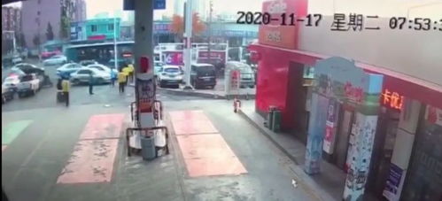 一辆汽车在加油站加油场景