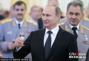 普京在克里姆林宫办公室沉思的画面