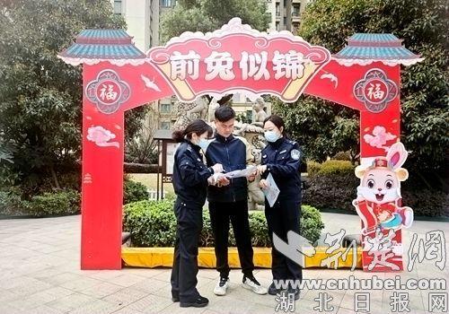 民警指导群众安装国家反诈中心APP