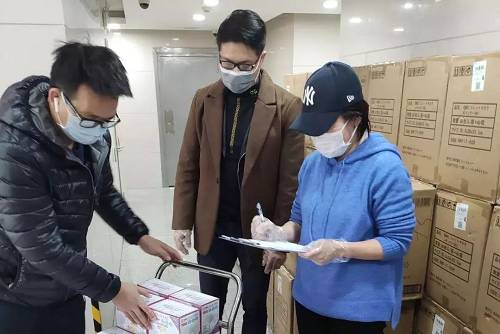 农行工作人员在柜台前为客户服务