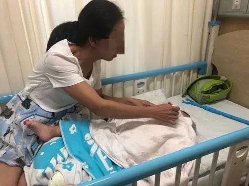 奶奶没接凉水 4岁孙子洗澡误入皮烫掉，这起悲剧背后藏着多少家庭隐患？