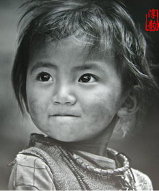 小女孩沙希娜微笑看着远方