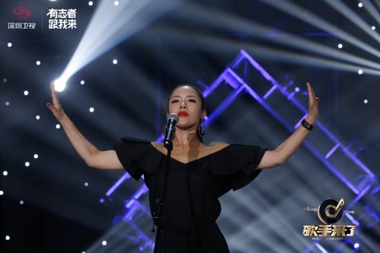 歌手演唱原创歌曲舞台画面