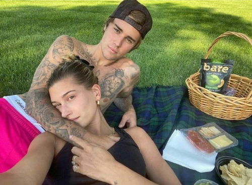 贾斯汀·比伯与妻子海莉合影