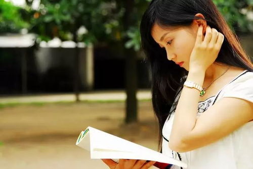 现代女性在阅读中思考人生