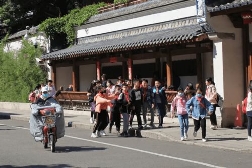 协和医学院门口人来人往