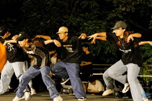 观众们在沙漠中挥舞荧光棒