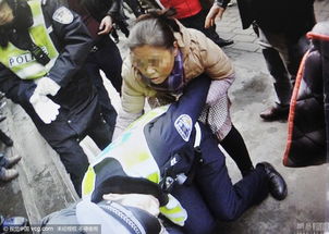 男子与路人互动展示大鱼