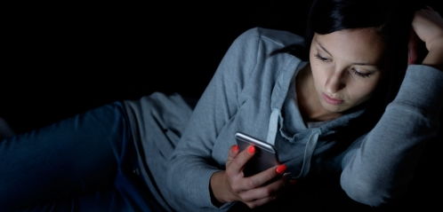 学生在熬夜刷题导致疲惫不堪