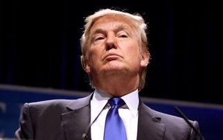 特朗普在户外演讲时天气突变的场景