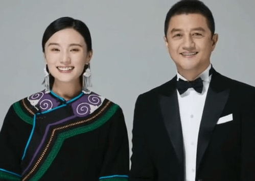 李亚鹏一家三口在新家中合影