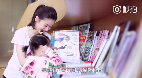 刘强东章泽天夫妇再秀恩爱，牵手现身马耳他街头！