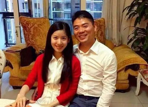 刘强东章泽天手牵手现身马耳他！低调夫妇罕见同框，网友：这才是爱情的模样