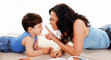 家长抱着孩子在学校门口哭泣